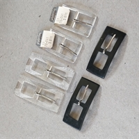 klare-sorte-rektangulære-plastik-bæltespænder-retrospænde-galleries-lafayette-Paris